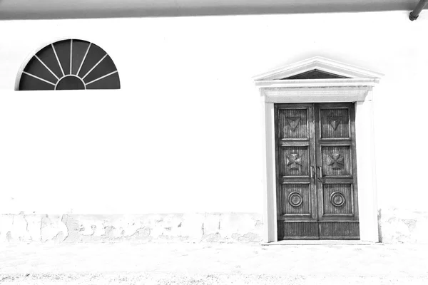 Europe arquitectura y madera el detalle histórico de la puerta en la pared —  Fotos de Stock