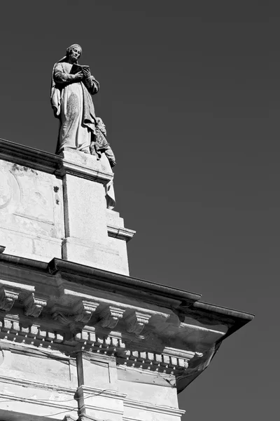 Monumento estatua en la antigua construcción histórica italia europe mil —  Fotos de Stock