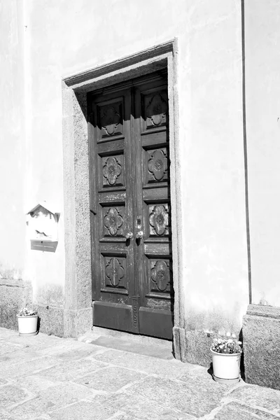 Antigua puerta en italia tierra europa arquitectura y madera el histórico — Foto de Stock