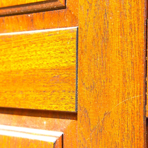 Abstrakte Textur einer braunen antiken Holztür in Italien — Stockfoto