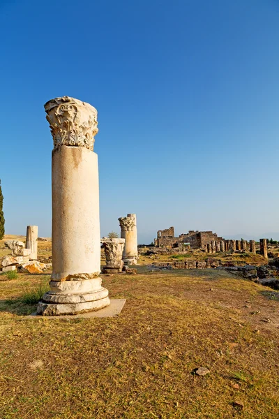 E o templo romano construção velha na coluna — Fotografia de Stock