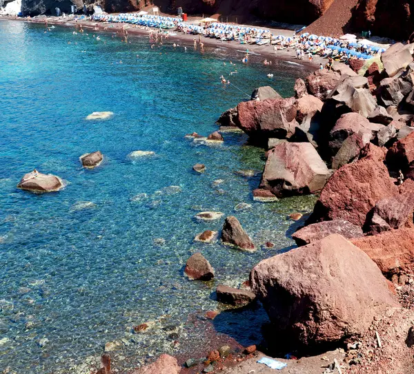 Вода и средиземноморское побережье моря красный пляж в Санторини г — стоковое фото
