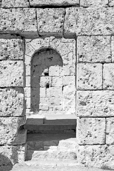 Arbusto portão em athens a antiga construção de pedra coluna — Fotografia de Stock