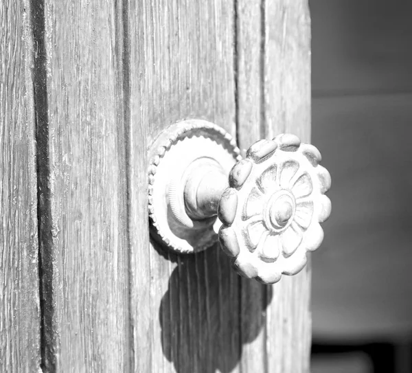 Porta verniciata spellata in legno antico e tradizionale — Foto Stock