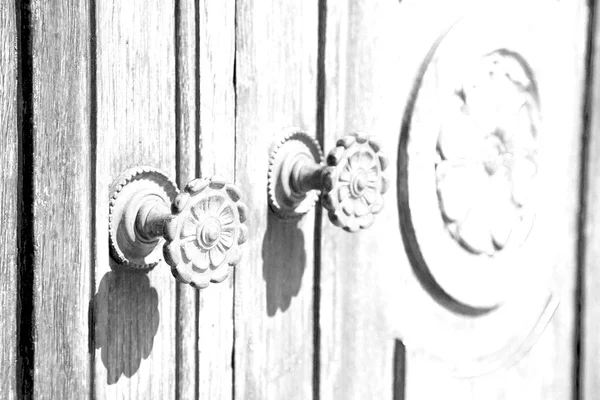 Stripped paint  door    in italy   ancian wood and traditional — Stock Photo, Image