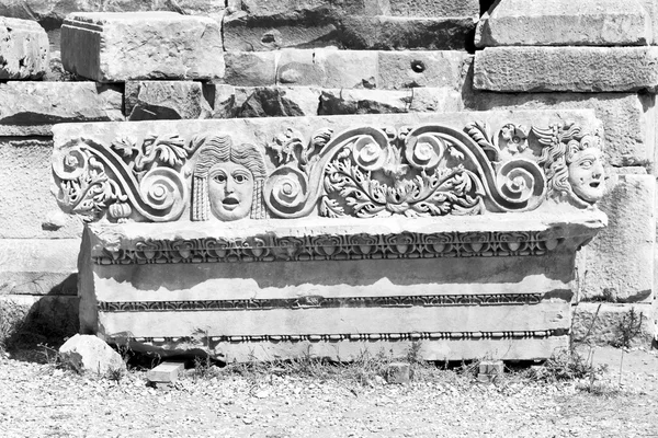 Νεκρόπολη και αυτόχθονες τάφος πετρών θέατρο Αρχαιολογία στο μου — Φωτογραφία Αρχείου