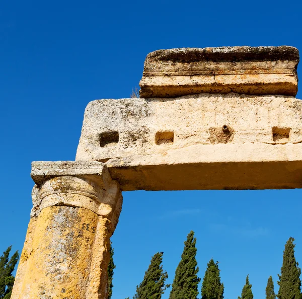 Стара будівельна колона та історія римського храму Памукал — стокове фото