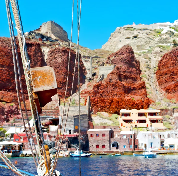 De un barco en Europa Grecia Santorini casa de la isla y rocas —  Fotos de Stock