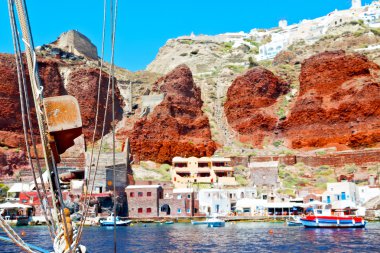 bir evden ve gökyüzü kayalar