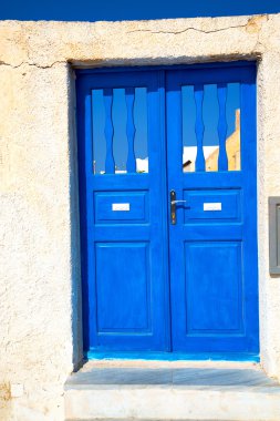 beyaz duvar içinde mavi kapı