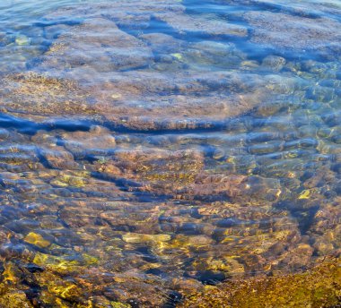 kıyı şeridi gündoğumu ve hafif okyanus beyaz gökyüzü kahverengi taş