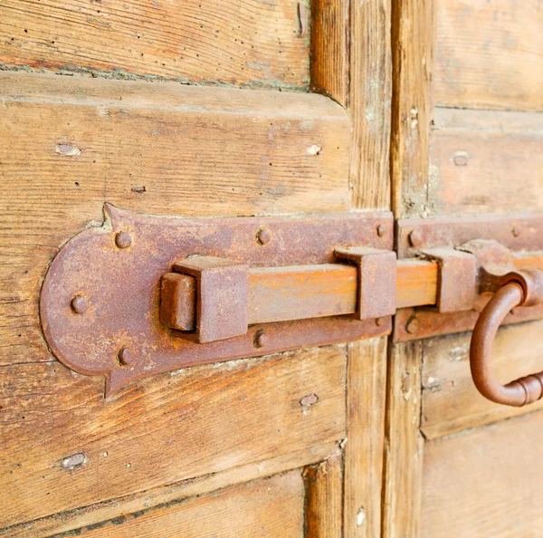 Europe old in  italy  antique close brown door and rusty lock  c — Stock Photo, Image