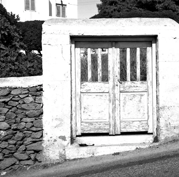 Puerta azul en antigua santorini griega pared blanca —  Fotos de Stock