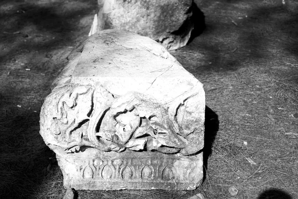 Alte zerstörte Säule und zerstörter Stein in Phaselis Tempel Türkei — Stockfoto