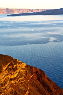 Hill ve kayalar Yunanistan santorini Adası