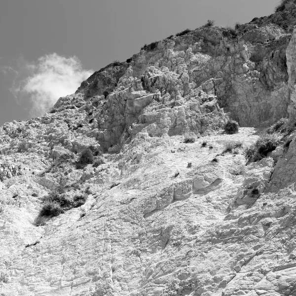 Y seco arbusto roca solo en el cielo santorini europa griega — Foto de Stock