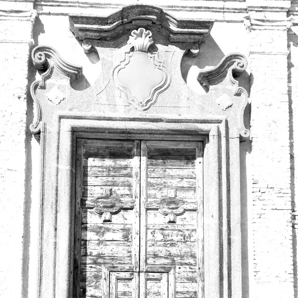 Detail in  wall door  italy land europe architecture and wood th — Stock Photo, Image