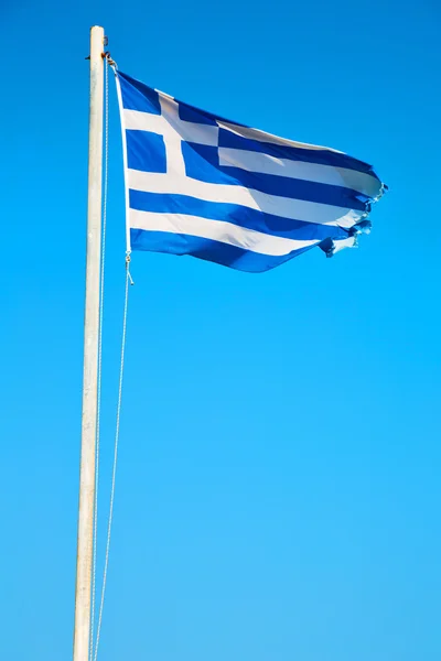 希腊国旗在蓝天和旗杆 — 图库照片
