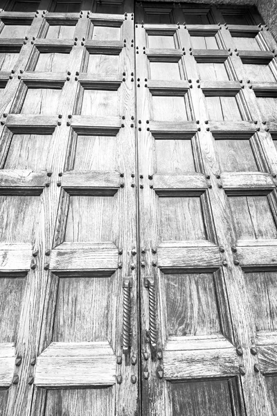 Texture abstraite d'une vieille porte en bois antique brun en italie e — Photo