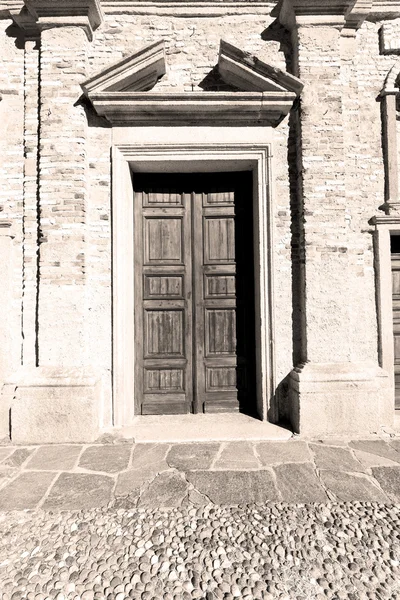 Detalle en muro puerta italia terreno europa arquitectura y madera th — Foto de Stock