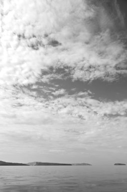 Hill ve Avrupa Yunanistan kasaba yaz Beach'te kayalara