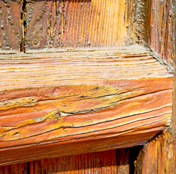 Grain texture of a brown antique wooden old door in italy   euro — Stock Photo, Image