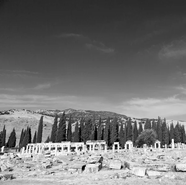 Anatolië pamukkale oude constructie in Azië Turkije de colum — Stockfoto