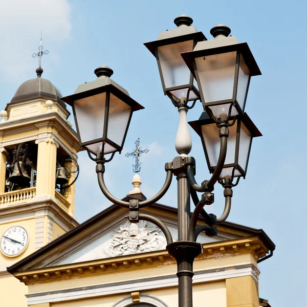 Edificio europeo viejo cristiano antiguo en lámpara de calle — Foto de Stock