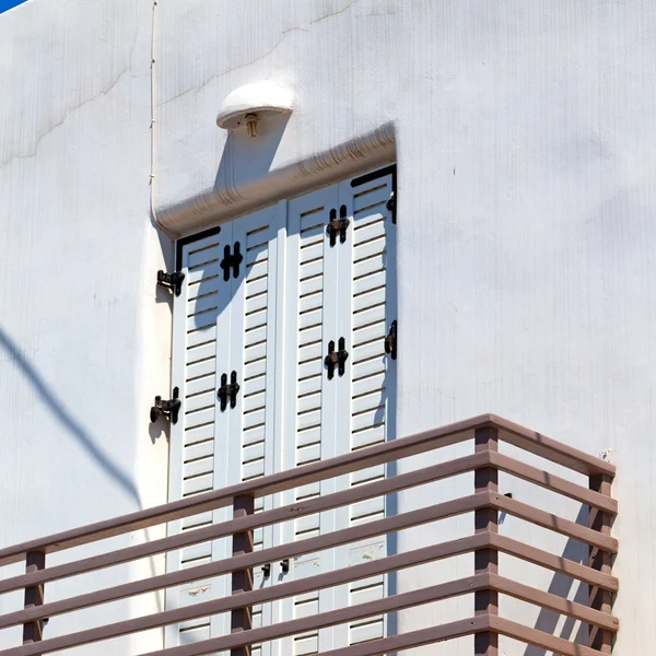 Oude architectuur in de Griekenland eiland raam- en witte col — Stockfoto