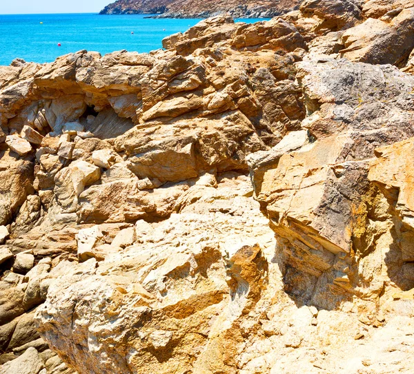 In Griekenland mykonos eiland rots zee en strand blauwe hemel — Stockfoto
