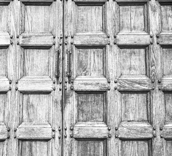 Textura abstracta de una antigua puerta de madera marrón en italia eur — Foto de Stock