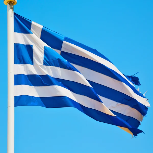 Махаючи грецьким прапором у блакитному небі та флагштоку — стокове фото