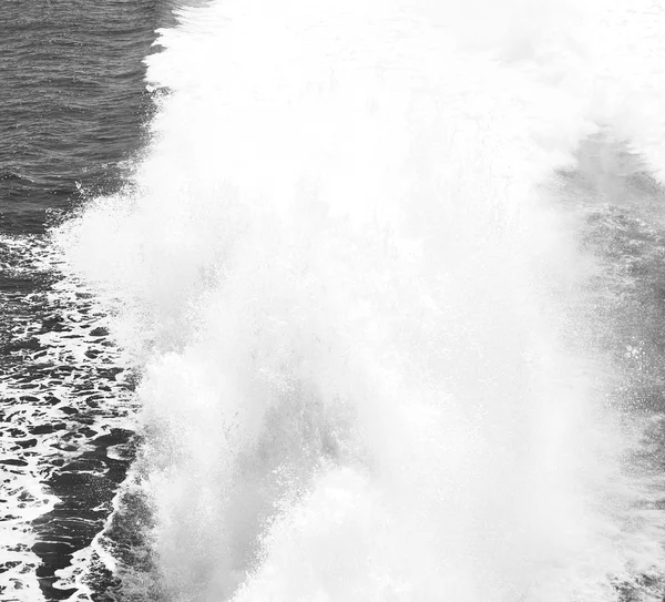 Espuma e espuma no mar da grécia mediterrânea — Fotografia de Stock