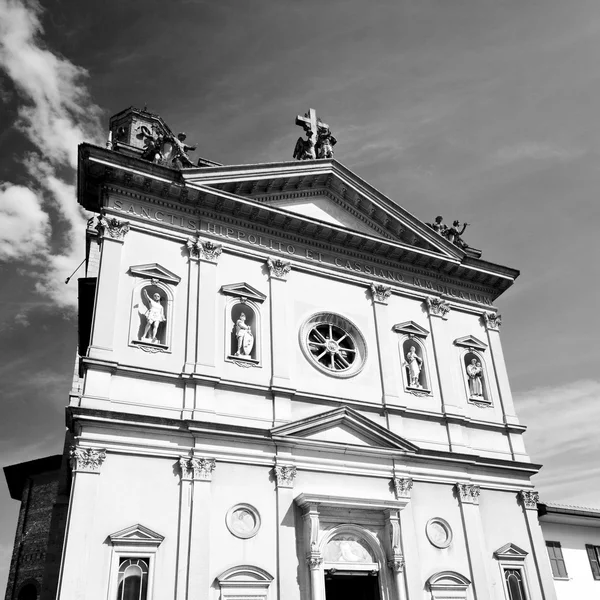 Monument old architecture in italy europe milan religion       a — Stock Photo, Image