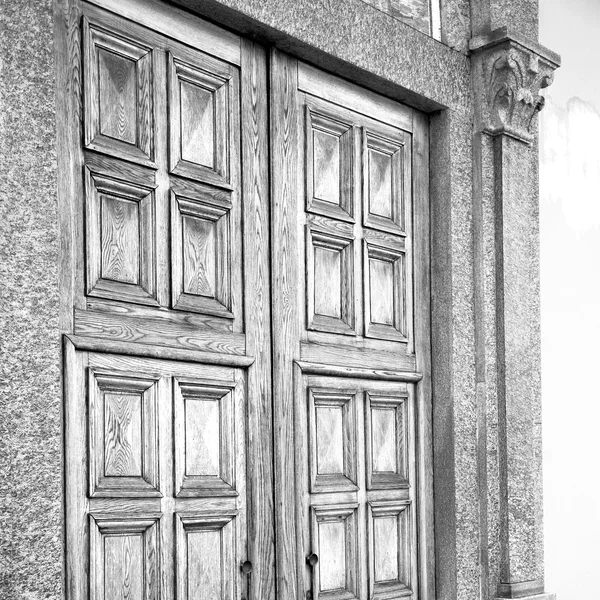 Porta velha em itália terra arquitetura europa e madeira o histórico — Fotografia de Stock