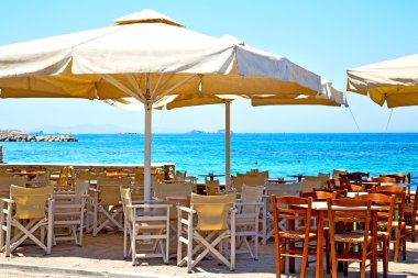 Restoran sandalye ve yaz tablosunda