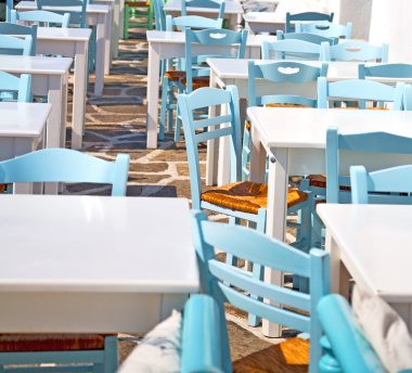 Tablo santorini Avrupa'nın Yunanistan eski Restoran sandalye ve su