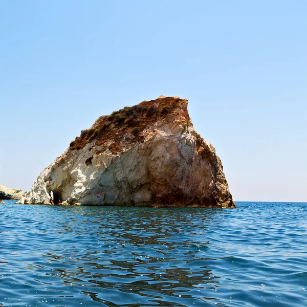 Collina e rocce sulla spiaggia estiva in Europa Grecia santorin — Foto Stock