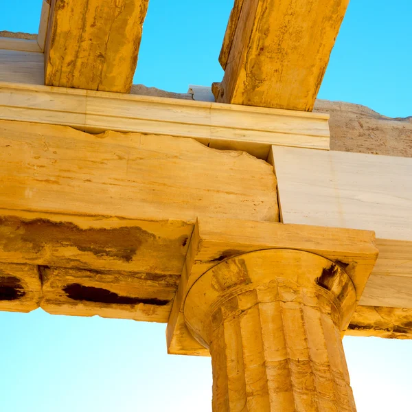 Viejo remolque y ladrillo de mármol en Europa athens acrópolis y cielo —  Fotos de Stock