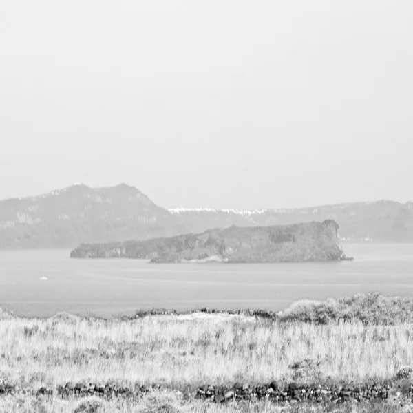 Hügel und felsen am sommerstrand in europa griechenland santorin — Stockfoto