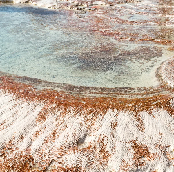 Ванна и травертина воды абстрактной в памуккале индейки Азии — стоковое фото