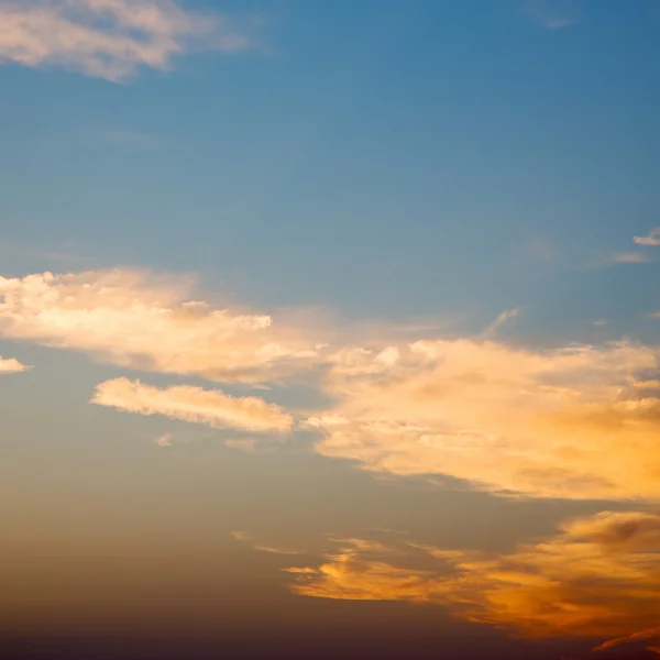 Nel rosso cielo blu nube e l'alba colore arancione — Foto Stock