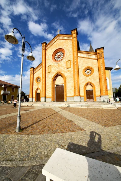 Kyrkan i villa cortese gamla stängd tegel tornet sidewal — Stockfoto