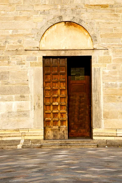 Italië-Lombardije in de oude kerk van brebbia stap wa — Stockfoto