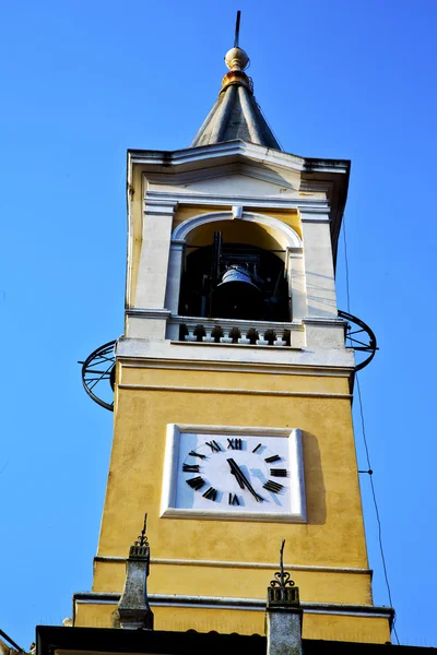 Cislago 古い抽象的なイタリアの壁と教会の塔 — ストック写真
