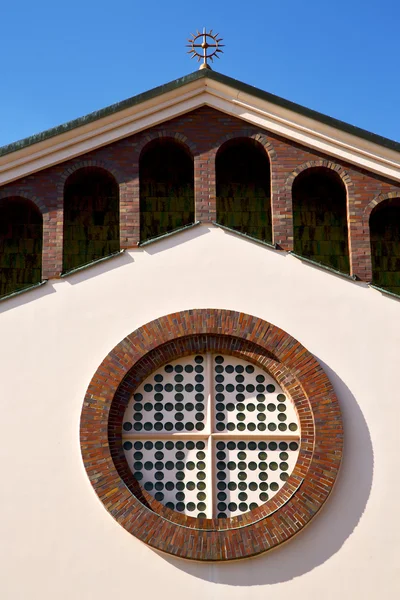 Castellanza eski kilise clo Italya'da gül pencere — Stok fotoğraf