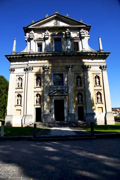 Igreja na somma lombardo velha torre de tijolo fechado itália — Fotografia de Stock