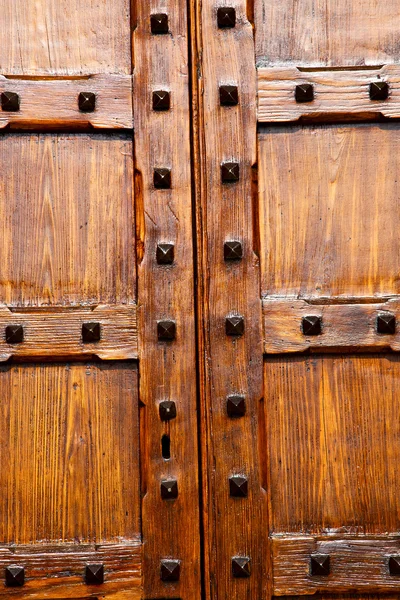 En latón oxidado legnano golpeador marrón madera italia lombardía — Foto de Stock