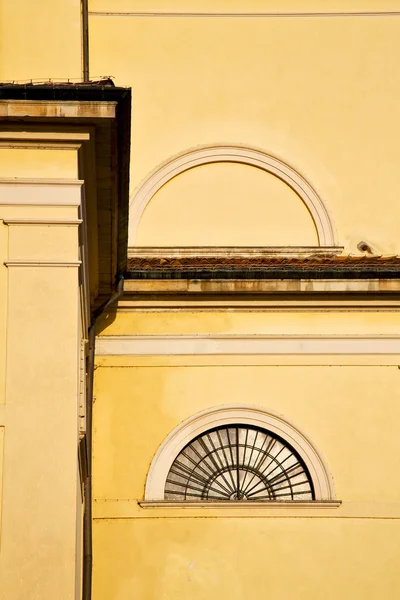 Janela Itália lombardia na parabiago antiga igreja cl — Fotografia de Stock