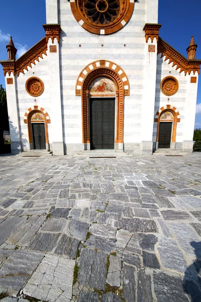 Εκκλησία στην mercallo παλιά κλειστό τούβλο πεζοδρόμιο Ιταλία l — Φωτογραφία Αρχείου